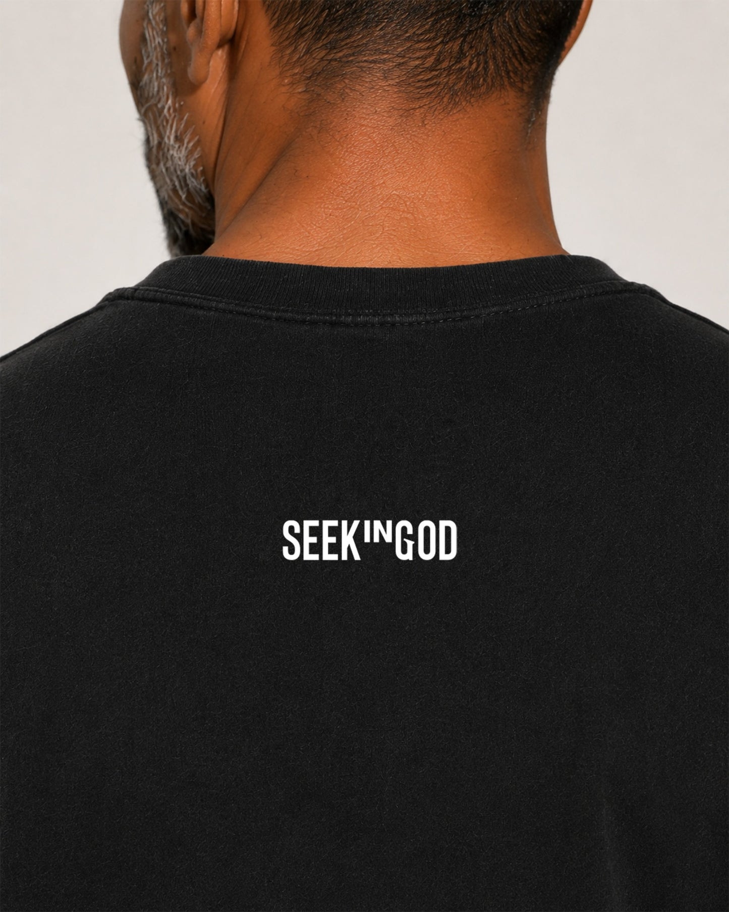 T-shirt della Fondazione SEEKINGOD